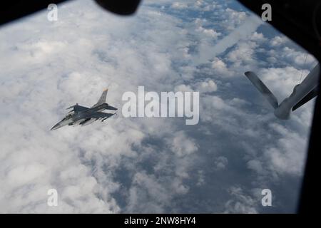 NEGLI STATI UNITI Air Force F-16cm Fighting Falcon assegnato alla 35th Fighter Wing si separa da un KC-135 Stratotanker assegnato alla 909th Air Refuelling Squadron dopo il rifornimento aereo su Hokkaido, Giappone, 27 gennaio 2023. Con l'assistenza del KC-135, gli aeromobili sono in grado di rimanere in aria per periodi più lunghi, massimizzando la loro capacità di garantire la sicurezza regionale. Foto Stock