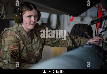 Kayla Smiley, 43rd Fighter Generation Squadron, dirige un AIM-120 durante il concorso annuale della squadra di carico delle armi del 10 febbraio presso la base dell'aeronautica militare di Eglin, Flah. Due squadre hanno gareggiato per vedere chi poteva caricare un AIM-120 e un AIM-9 sul loro F-22 Raptor il più veloce e con il minor numero di errori. Foto Stock