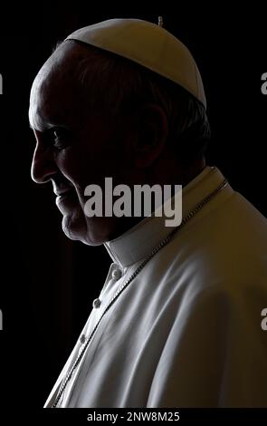 Il 13 marzo 2023 segna 10 anni di Pontificato per Papa Francesco. Nella foto : Papa Francesco, Ritratto nella sua biblioteca privata, il Palazzo Apostolico in Vaticano.11 aprile 2013. Fotografia pubblicata in Time Magazine Cover 29 luglio 2013 Foto Stock