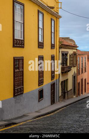 Edifici colorati costeggiano Calle Tomas Zerolo, nella storica e pittoresca Orotava di Tenerife. Foto Stock