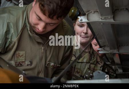 Senior Airman Parker Tufts, staff Sgt. Kayla Smiley, e Senior Airman Hunter Brooks, 43rd Fighter Generation Squadron, si assicurano un AIM-9 nel concorso annuale della squadra di carico di armi del 10 febbraio presso la base dell'aeronautica di Eglin, Flah. Due squadre hanno gareggiato per vedere chi poteva caricare un AIM-120 e un AIM-9 sul loro F-22 Raptor il più veloce e con il minor numero di errori. Foto Stock