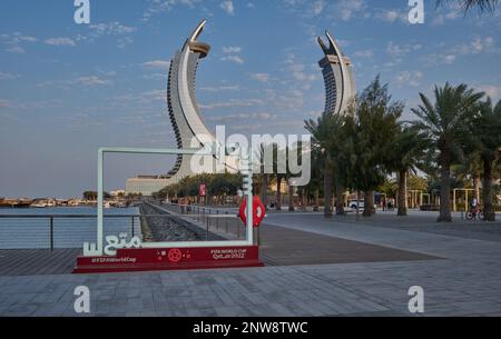 Katara Hospitality Tower, o Lusail Katara Hotel North Tower a Lusail, Qatar scatto pomeridiano che mostra l'architettura unica della torre Foto Stock