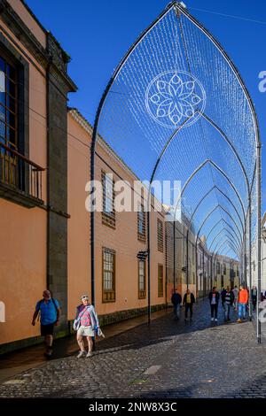 Un tunnel ad arco di luci decorative per le festività segue Calle Obispo Rey Redondo a San Cristobal de la Laguna in vista del Natale Foto Stock