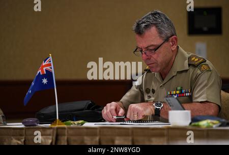 Nick Floyd, comandante del Centro di addestramento per le operazioni di pace dell'esercito australiano, scrive delle note durante la riunione annuale del Comitato di coordinamento delle operazioni di mantenimento della pace - Technical Working Group a Honolulu, Hawaii, 07 febbraio 2023. Il PKOCB-TWG condivide le informazioni IOT scomporre, cooperare, coordinare o sincronizzare gli sforzi tra i membri che conducono attività di sviluppo di capacità/capacità a sostegno degli stati che contribuiscono al mantenimento della pace nella regione dell'Indo-Pacifico. Foto Stock