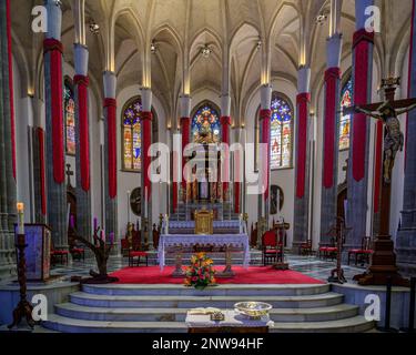 Le colonne ricoperte di tessuto rosso si snodano intorno all'altare alto della cattedrale di San Cristóbal de la Laguna Foto Stock