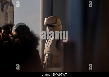 Shoretrooper di Disney's Andor filma su Cleveley's Prom. Foto Stock