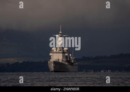 Una fregata polivalente di classe Karel Doorman della Royal Netherlands Navy. HNLMS Van Amstel sul Clyde per l'esercizio del guerriero congiunto 21-2. Foto Stock