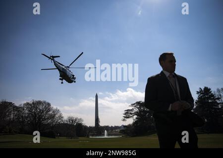Washington, Stati Uniti. 28th Feb, 2023. Marine One, con il presidente americano Joe Biden, parte sul prato meridionale della Casa Bianca a Washington, DC martedì 28 febbraio 2023. Biden discuterà il suo piano per proteggere l'accesso degli Americani all'assistenza sanitaria acquistabile a Virginia Beach. Foto di al Drago/UPI Credit: UPI/Alamy Live News Foto Stock