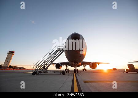 Un estensore KC-10 si trova su una linea di volo prima di una sortie presso la base dell'aeronautica militare Travis, California, 20 gennaio 2023. Un gruppo di sette membri ha condotto una missione di addestramento per garantire la valuta di qualificazione. Foto Stock