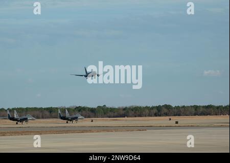 Tony Parris, operatore del boom di 77th Air Refuelling Squadron, ha volato il suo volo fini su un velivolo KC-46A Pegasus alla base dell'aeronautica militare Seymour Johnson, North Carolina, 5 gennaio 2023. Dopo l'atterraggio, CMSgt. Parris è stato spruzzato con acqua e champagne, celebrando con la sua famiglia e i membri del 77th ARS. Foto Stock