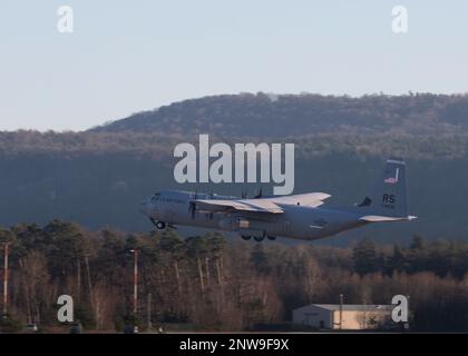 NEGLI STATI UNITI Air Force C-130J Super Hercules Airlift Squadron 37th, che trasporta i membri del Team Ramstein, decolora alla base aerea di Ramstein, in Germania, per sostenere gli sforzi di recupero del terremoto da Incirlik AB, Türkiye, 8 febbraio 2023. Il 37th COME è pronto a fornire un sostegno continuo al nostro Ally turco dopo un terremoto di magnitudo 7,8, che ha colpito la regione di confine tra Türkiye e Siria, il 5 febbraio 2023. Foto Stock