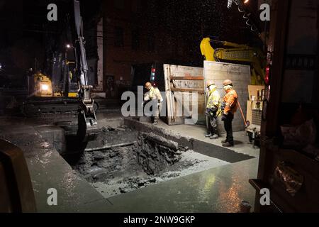 Hoboken, New Jersey, Stati Uniti. 28th Feb, 2023. Il personale addetto alle riparazioni lavora per una pausa sulla Observer Highway a Hoboken, New Jersey. Precedente Public Service Electric and gas (PSE&G) rotto aprire la rete idrica durante il lavoro di utilità (Credit Image: © Brian Branch Price/ZUMA Press Wire) SOLO USO EDITORIALE! Non per USO commerciale! Foto Stock