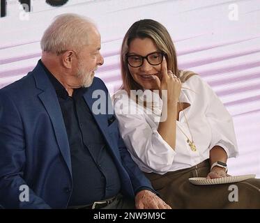 Brasilia, Distrito Federale, Brasil. 28th Feb, 2023. (INT) il Presidente brasiliano Lula firma il Decreto CONSEA. 28 febbraio 2023, Brasilia, Distretto Federale, Brasile: Il Presidente del Brasile, Luiz Inacio Lula da Silva, firma il decreto che reinstalla il Consiglio di sicurezza Nazionale alimentare e Nutrizione (Consea), in una cerimonia al Palazzo Planalto, con la presenza di ministri, autorità e rappresentanti della società civile. In tale occasione, i consiglieri e il presidente di Consea, Elisabetta Recine, il ministro della Segreteria Generale della Presidenza, Marcio Macedo, il ministro dello sviluppo e. Foto Stock