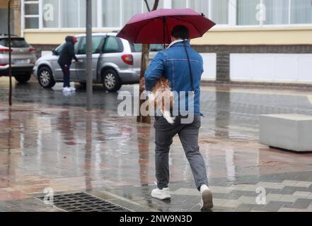 Santa Margalida, Spagna. 27th Feb, 2023. Un uomo va per una passeggiata nel tempo tempestoso a Maiorca. Credit: Clara Margais/dpa/Alamy Live News Foto Stock