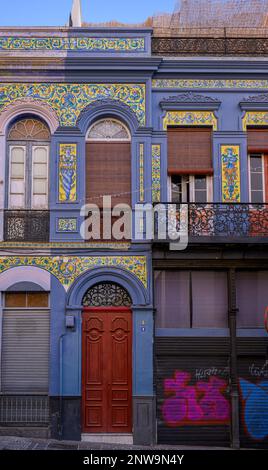 Le piastrelle ornate e colorate di Alicatado adornano gli edifici storici nella Calle de Nicolás Estevanez di Santa Cruz de Tenerife Foto Stock