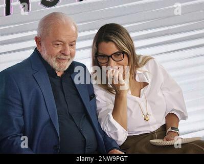 Brasilia, Distrito Federale, Brasil. 28th Feb, 2023. (INT) il Presidente brasiliano Lula firma il Decreto CONSEA. 28 febbraio 2023, Brasilia, Distretto Federale, Brasile: Il Presidente del Brasile, Luiz Inacio Lula da Silva, firma il decreto che reinstalla il Consiglio di sicurezza Nazionale alimentare e Nutrizione (Consea), in una cerimonia al Palazzo Planalto, con la presenza di ministri, autorità e rappresentanti della società civile. In tale occasione, i consiglieri e il presidente di Consea, Elisabetta Recine, il ministro della Segreteria Generale della Presidenza, Marcio Macedo, il ministro dello sviluppo e. Foto Stock