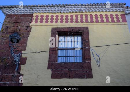 Le ampie grondaie piastrellate e lo sgraffito della tradizione ispanico-musulmana sottolineano la distinzione di Casa de los Capitanes Generales a la Laguna Foto Stock