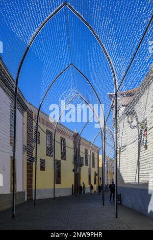 Un tunnel ad arco di luci decorative per le festività segue Calle Obispo Rey Redondo a San Cristobal de la Laguna in vista del Natale Foto Stock