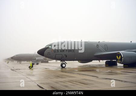 Una linea di Stratotankers KC-135 del 127th Air Refueling Group, Selfridge Air National Guard base, Michigan, è pronta sul campo d'aviazione mentre una fitta nebbia si innanza, il 4 gennaio 2023. Foto Stock