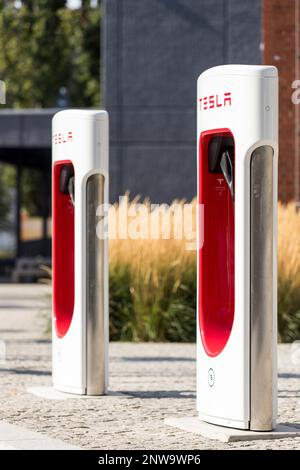 Berlino, Germania 09-17-2020 Stazione di ricarica pubblica per auto elettriche Tesla all'aperto, chiamata "Supercharger" Foto Stock