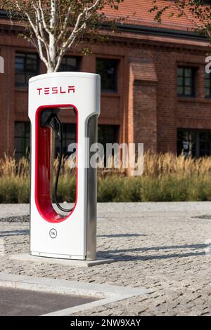 Berlino, Germania 09-17-2020 Stazione di ricarica pubblica per auto elettriche Tesla all'aperto, chiamata "Supercharger" Foto Stock