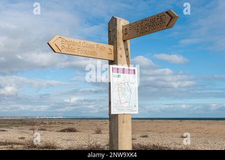 England Coast Path cartello, sentiero pubblico in legno segno sulla spiaggia di Church Norton, West Sussex, Inghilterra, Regno Unito Foto Stock