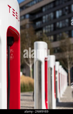 Berlino, Germania 09-17-2020 Stazione di ricarica pubblica per auto elettriche Tesla all'aperto, chiamata "Supercharger" Foto Stock