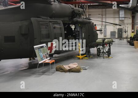 HH-60m Black Hawk, del 3-10 General Support Aviation Battalion, 10th Combat Aviation Brigade, istituito per vedere, gennaio 26, su Fort Drum, NY. Il Black Hawk è stato creato in anticipo per consentire ai professionisti ospedalieri di visualizzare tutti i componenti medici che sono conservati all'interno dell'elicottero. Foto Stock