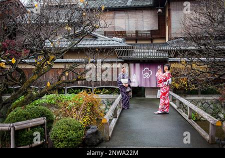 Le donne vestite in kimono, Shirakawa-minami-dori, quartiere di Gion, Kyoto. Kansai, Giappone. Foto Stock