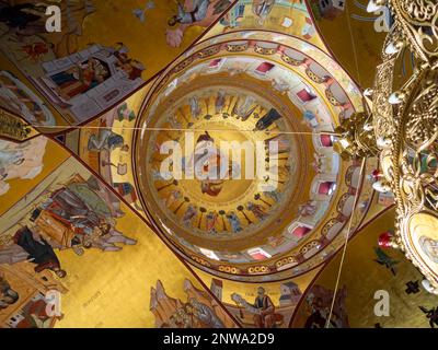 Affreschi dorati all'interno della cupola della Cattedrale della Risurrezione di Cristo, Podgorica Foto Stock