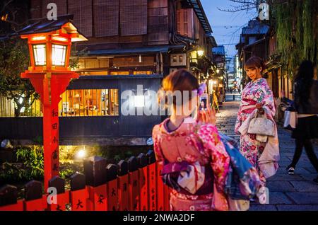 Le donne vestite in kimono, Shirakawa-minami-dori, quartiere di Gion, Kyoto. Kansai, Giappone. Foto Stock