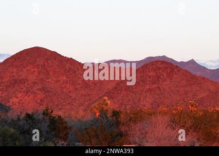 Purple Desert Mountain, la maestosità di Purple Mountain, il sole splende sulla montagna nella contea di Mohave, Arizona, Hualapai Mountains al tramonto Foto Stock