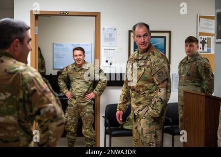 Il Col. Matt Husemann, comandante dell'Ala del 436th Airlift, secondo dalla destra, parla con gli Airmen del 436th Maintenance Squadron, Operating Location-Alpha alla base della riserva aerea di Westover, Massachusetts, 4 gennaio 2023. Durante la loro visita a 436th MXS OL-A, Husemann e il col. Rusty Gohn, vice comandante 436th AW, hanno parlato con leadership di modi per migliorare la qualità della vita per Airmen e riconoscere i migliori artisti. Foto Stock