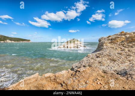 Sopra le scogliere sulla costa di Vieste. Estate costa rocciosa del mare Baia di campi Vieste sulla penisola del Gargano, Puglia, Italia Foto Stock