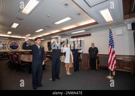 I marinai e i familiari con sede a Sasebo si impegnano a dare il giuramento di naturalizzazione di Allegiance agli Stati Uniti d'America durante una cerimonia di naturalizzazione al Comandante, Fleet Activities Sasebo 22 febbraio 2023. STATI UNITI Citizenship and Immigration Services and Region Legal Service Office Western Pacific ha collaborato per condurre la cerimonia di naturalizzazione al CFAS consentendo ai marinai di diventare cittadini degli Stati Uniti. Foto Stock