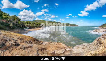 Sopra le scogliere sulla costa di Vieste. Estate costa rocciosa del mare Baia di campi Vieste sulla penisola del Gargano, Puglia, Italia Foto Stock