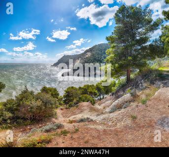 Sopra le scogliere sulla costa di Vieste. Estate costa rocciosa del mare Baia di campi Vieste sulla penisola del Gargano, Puglia, Italia Foto Stock