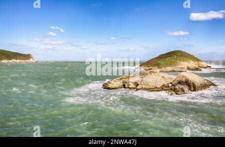 Sopra le scogliere sulla costa di Vieste. Estate costa rocciosa del mare Baia di campi Vieste sulla penisola del Gargano, Puglia, Italia Foto Stock