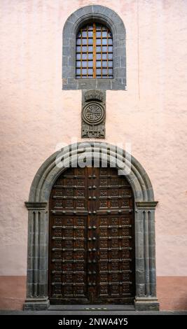 Una porta di legno decorata e borchiata sulla facciata della chiesa di Santo Domingo a la Orotava, Tenerife. La chiesa dell'ordine domenicano risale al 1709. Foto Stock