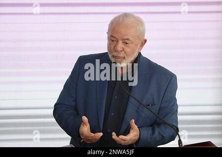 Brasilia, Distrito Federale, Brasil. 28th Feb, 2023. (INT) il Presidente brasiliano Lula firma il Decreto CONSEA. 28 febbraio 2023, Brasilia, Distretto Federale, Brasile: Il Presidente del Brasile, Luiz Inacio Lula da Silva, firma il decreto che reinstalla il Consiglio di sicurezza Nazionale alimentare e Nutrizione (Consea), in una cerimonia al Palazzo Planalto, con la presenza di ministri, autorità e rappresentanti della società civile. In tale occasione, i consiglieri e il presidente di Consea, Elisabetta Recine, il ministro della Segreteria Generale della Presidenza, Marcio Macedo, il ministro dello sviluppo e. Foto Stock