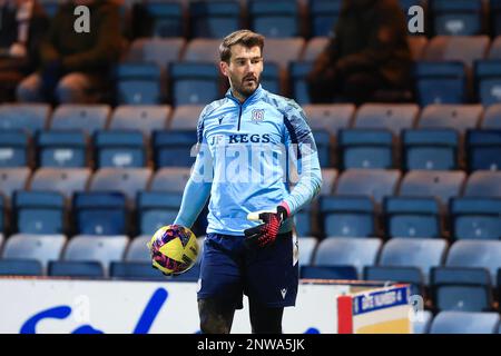 28th febbraio 2023; Dens Park, Dundee, Scozia: Campionato scozzese di calcio Dundee contro Partick Thistle; portiere di Dundee Adam Legzdins durante il riscaldamento prima della partita Foto Stock