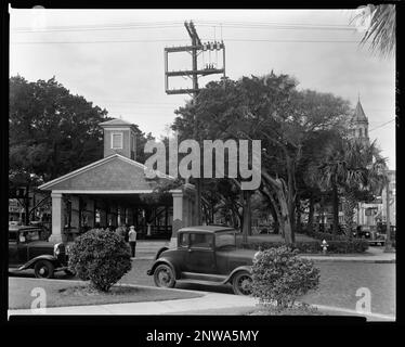 Street Scenes, St. Agostino, St. Johns County, Florida. Carnegie Survey of the Architecture of the South. Stati Uniti, Florida, St Johns County, St Augustine, automobili, città e vita cittadina. Foto Stock