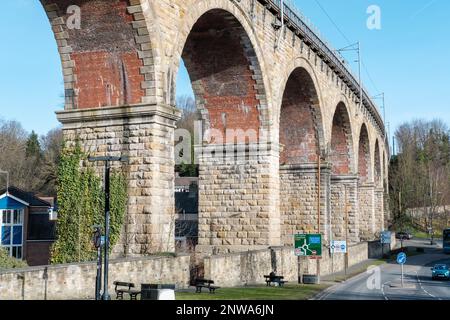 Viadotto ferroviario classificato di grado II che trasporta la linea principale della costa orientale sopra la strada nord in Durham City North East England Foto Stock