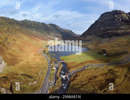 Veduta aerea della strada A82 attraverso Glen Coe nelle Highlands scozzesi con il Loch Achtriochtan sottostante Foto Stock