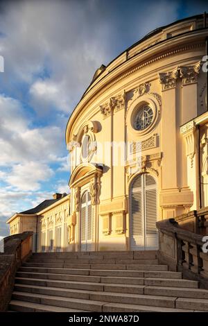 Stoccarda, Germania 10-03-2019. Solitude Palace (in tedesco: Schloss Solitude), particolare della facciata sud dell'edificio principale, coperto con luce diretta calda Foto Stock