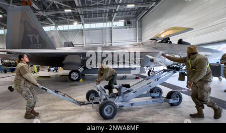 Un equipaggio di carico di 43rd Fighter Generation Squadron sposta una GBU-32 verso il proprio aeromobile durante il concorso di carico di armi del 13 gennaio presso la base aeronautica di Eglin, la Due squadre hanno gareggiato per vedere chi poteva caricare un AIM-9 e un GBU-32 sul loro F-22 Raptor il più veloce e con il minor numero di errori. Il vincitore verrà annunciato durante la cerimonia di premiazione trimestrale dell'unità. Foto Stock