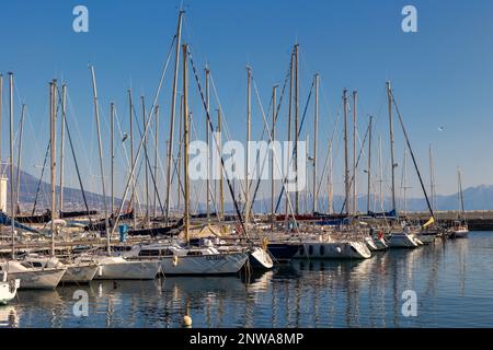 Napoli, Italia - 13 febbraio 2023: Decine di barche a vela ormeggiate nel porto turistico della città, in attesa di uscire in mare aperto nella stagione estiva Foto Stock