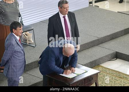 Brasilia, Distrito Federale, Brasil. 28th Feb, 2023. (INT) il Presidente brasiliano Lula firma il Decreto CONSEA. 28 febbraio 2023, Brasilia, Distretto Federale, Brasile: Il Presidente del Brasile, Luiz Inacio Lula da Silva, firma il decreto che reinstalla il Consiglio di sicurezza Nazionale alimentare e Nutrizione (Consea), in una cerimonia al Palazzo Planalto, con la presenza di ministri, autorità e rappresentanti della società civile. In tale occasione, i consiglieri e il presidente di Consea, Elisabetta Recine, il ministro della Segreteria Generale della Presidenza, Marcio Macedo, il ministro dello sviluppo e. Foto Stock