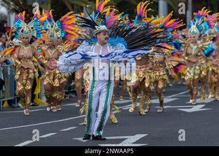 SANTA CRUZ DE TENERIFE, SPAGNA - 21 FEBBRAIO 2023: Intorno alla parata del Coso - lungo l'Avenida de Anaga, fine ufficiale del Carnevale. Una serata calda incredibile Foto Stock