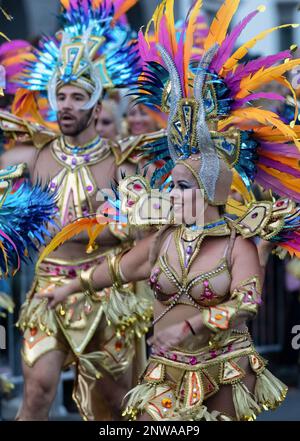 SANTA CRUZ DE TENERIFE, SPAGNA - 21 FEBBRAIO 2023: Intorno alla parata del Coso - lungo l'Avenida de Anaga, fine ufficiale del Carnevale. Una serata calda incredibile Foto Stock